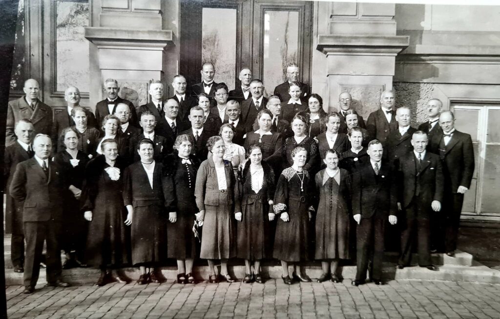 50. Jubiläum 1940 vor der Schule Mitte